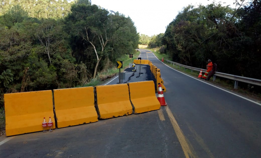Tráfego na PR-340, entre Tibagi e Telêmaco Borba, foi liberado em meia pista na tarde desta terça-feira (25/3). Foto:DER