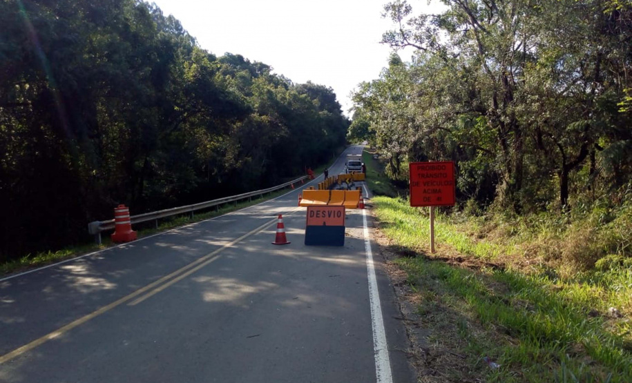 Tráfego na PR-340, entre Tibagi e Telêmaco Borba, foi liberado em meia pista na tarde desta terça-feira (25/3). Foto:DER
