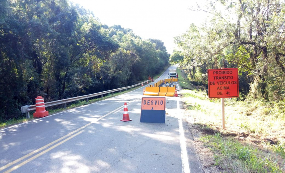Tráfego na PR-340, entre Tibagi e Telêmaco Borba, foi liberado em meia pista na tarde desta terça-feira (25/3). Foto:DER