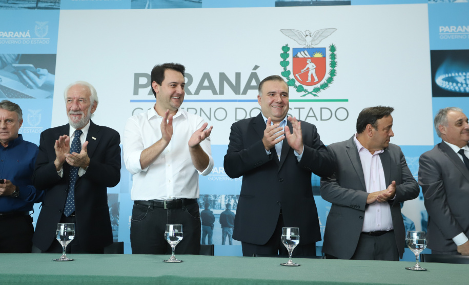 O governador Carlos Massa Ratinho Junior assinou nesta quarta-feira (27) uma série de convênios que beneficiarão crianças, famílias e pessoas com deficiências física e mental