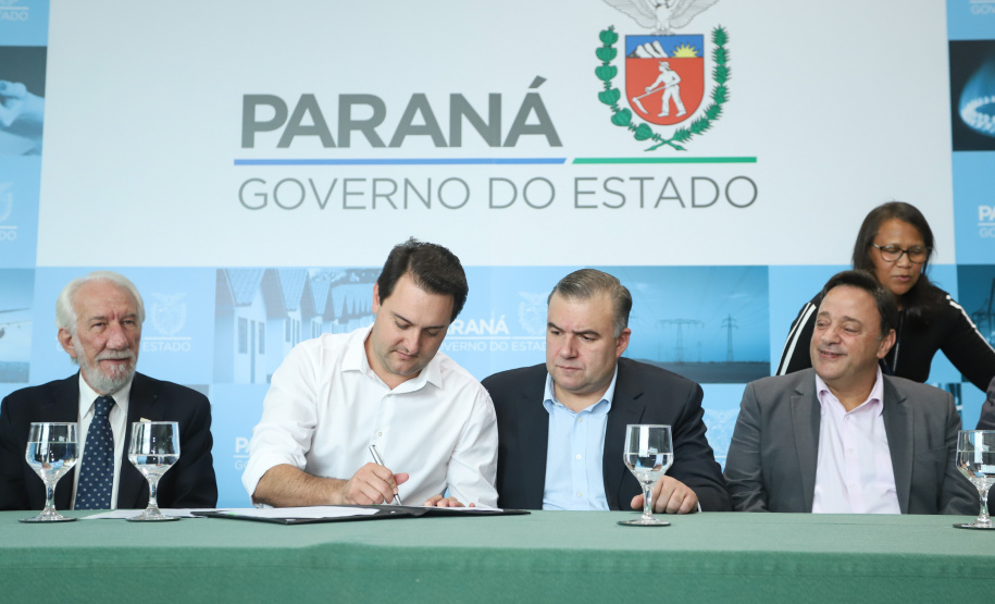 O governador Carlos Massa Ratinho Junior assinou nesta quarta-feira (27) uma série de convênios que beneficiarão crianças, famílias e pessoas com deficiências física e mental