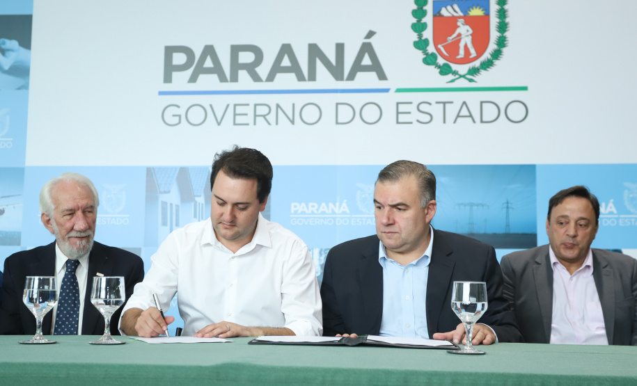 O governador Carlos Massa Ratinho Junior assinou nesta quarta-feira (27) uma série de convênios que beneficiarão crianças, famílias e pessoas com deficiências física e mental