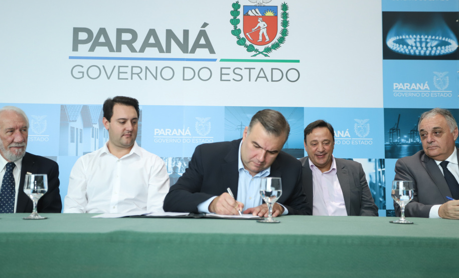 O governador Carlos Massa Ratinho Junior assinou nesta quarta-feira (27) uma série de convênios que beneficiarão crianças, famílias e pessoas com deficiências física e mental