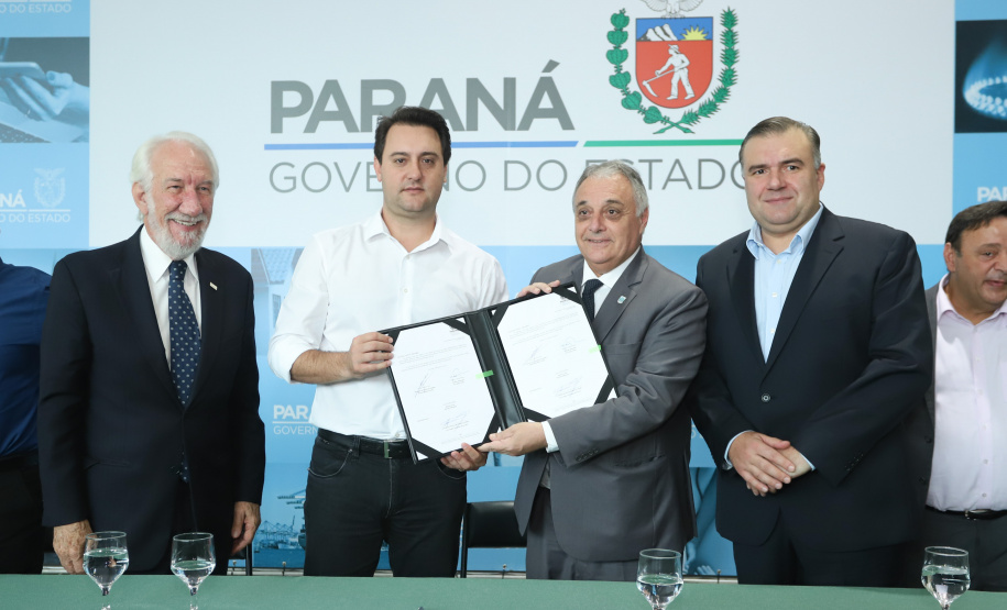 O governador Carlos Massa Ratinho Junior assinou nesta quarta-feira (27) uma série de convênios que beneficiarão crianças, famílias e pessoas com deficiências física e mental