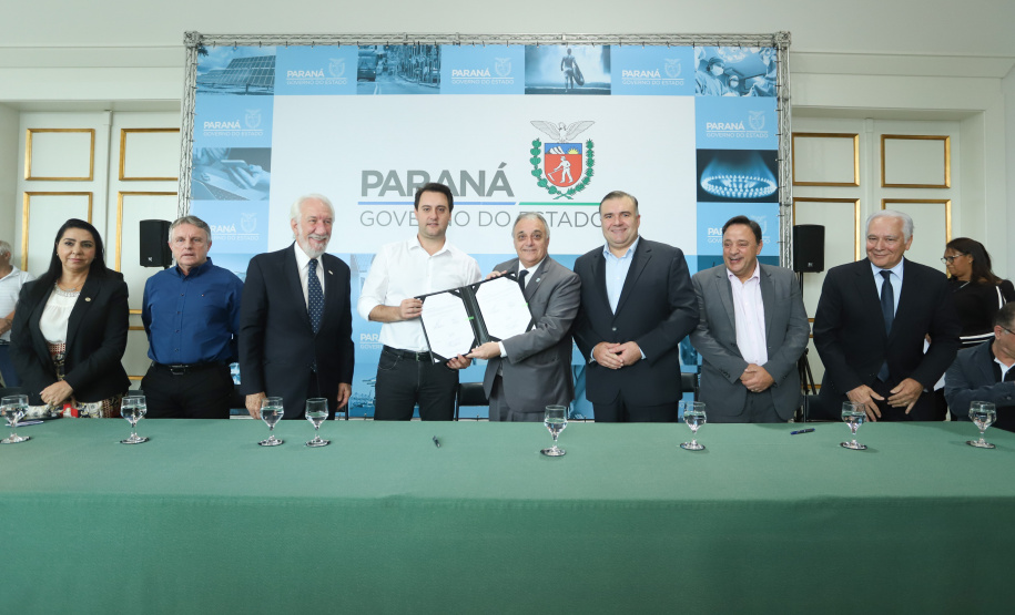 O governador Carlos Massa Ratinho Junior assinou nesta quarta-feira (27) uma série de convênios que beneficiarão crianças, famílias e pessoas com deficiências física e mental
