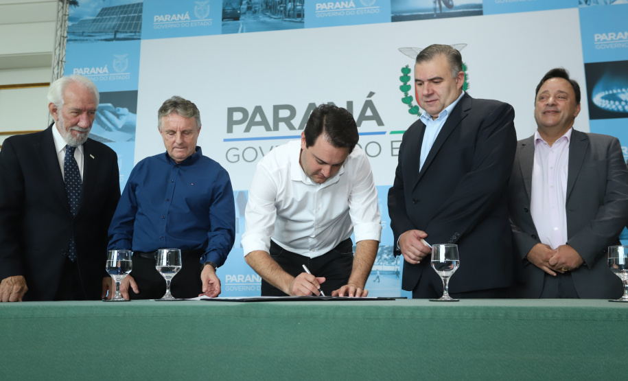 O governador Carlos Massa Ratinho Junior assinou nesta quarta-feira (27) uma série de convênios que beneficiarão crianças, famílias e pessoas com deficiências física e mental