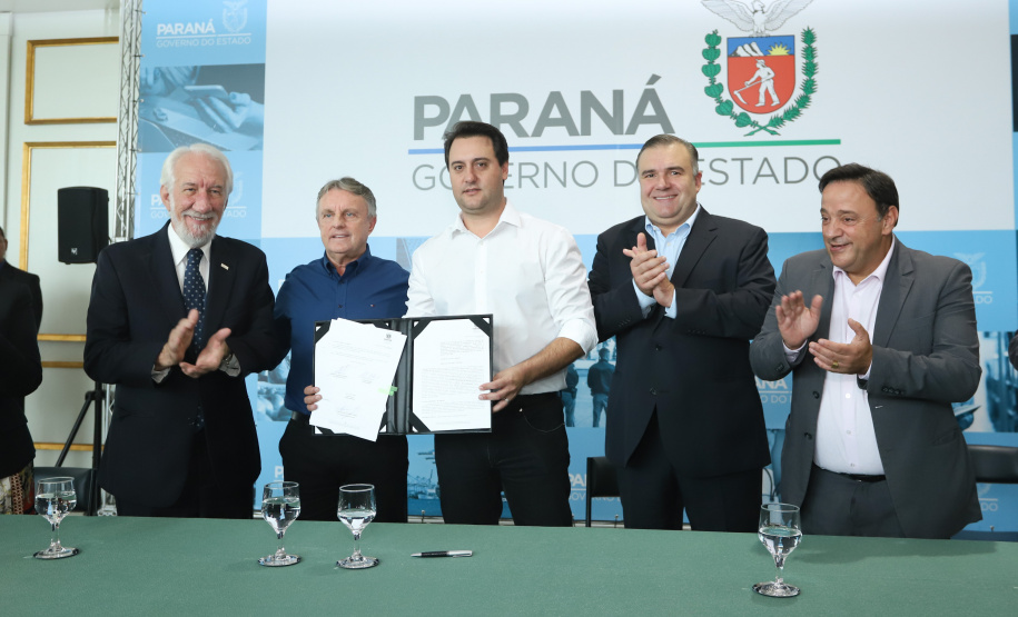 O governador Carlos Massa Ratinho Junior assinou nesta quarta-feira (27) uma série de convênios que beneficiarão crianças, famílias e pessoas com deficiências física e mental