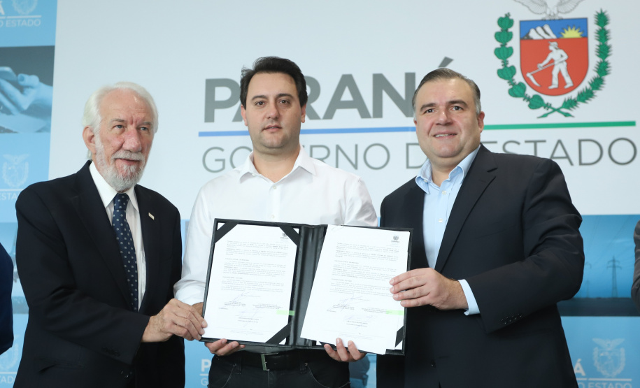 O governador Carlos Massa Ratinho Junior assinou nesta quarta-feira (27) uma série de convênios que beneficiarão crianças, famílias e pessoas com deficiências física e mental