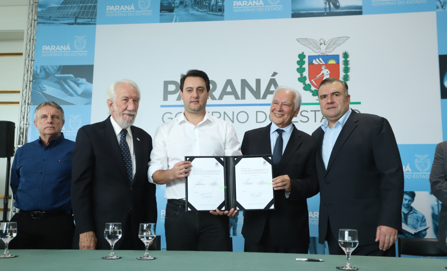 O governador Carlos Massa Ratinho Junior assinou nesta quarta-feira (27) uma série de convênios que beneficiarão crianças, famílias e pessoas com deficiências física e mental