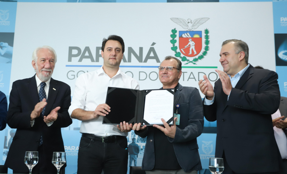 O governador Carlos Massa Ratinho Junior assinou nesta quarta-feira (27) uma série de convênios que beneficiarão crianças, famílias e pessoas com deficiências física e mental