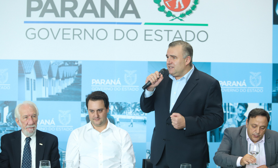 O governador Carlos Massa Ratinho Junior assinou nesta quarta-feira (27) uma série de convênios que beneficiarão crianças, famílias e pessoas com deficiências física e mental