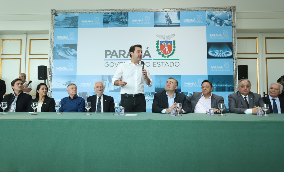 O governador Carlos Massa Ratinho Junior assinou nesta quarta-feira (27) uma série de convênios que beneficiarão crianças, famílias e pessoas com deficiências física e mental