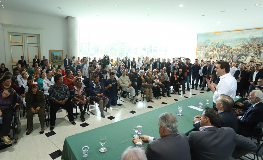 O governador Carlos Massa Ratinho Junior assinou nesta quarta-feira (27) uma série de convênios que beneficiarão crianças, famílias e pessoas com deficiências física e mental