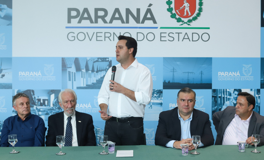 O governador Carlos Massa Ratinho Junior assinou nesta quarta-feira (27) uma série de convênios que beneficiarão crianças, famílias e pessoas com deficiências física e mental