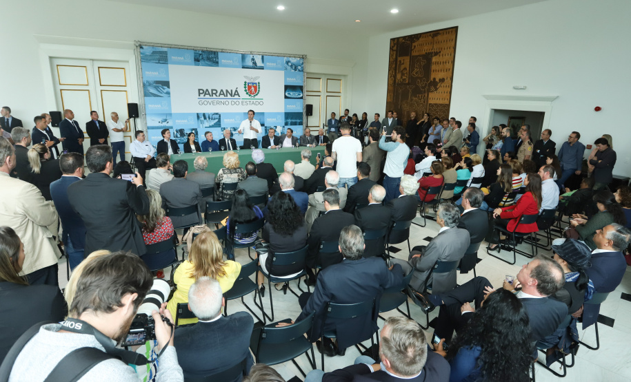 O governador Carlos Massa Ratinho Junior assinou nesta quarta-feira (27) uma série de convênios que beneficiarão crianças, famílias e pessoas com deficiências física e mental