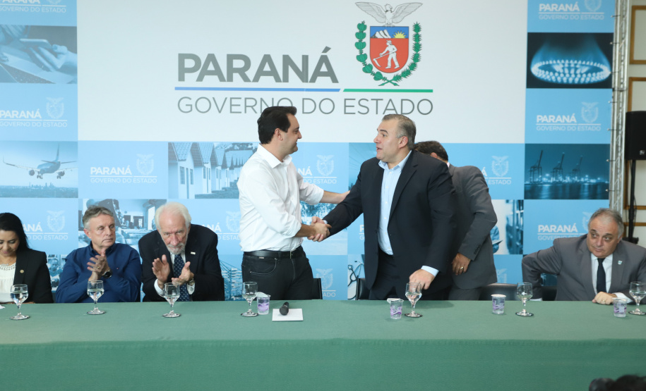 O governador Carlos Massa Ratinho Junior assinou nesta quarta-feira (27) uma série de convênios que beneficiarão crianças, famílias e pessoas com deficiências física e mental