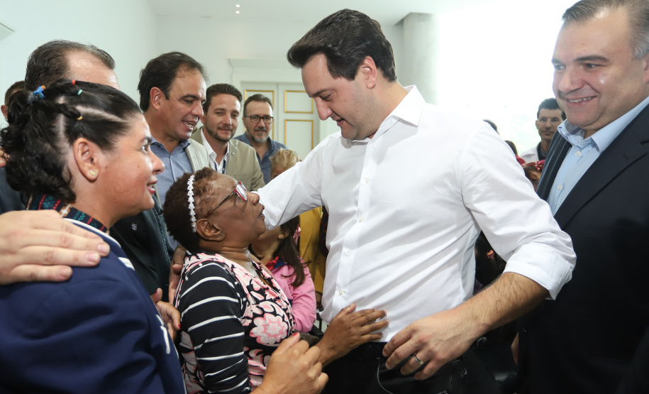 O governador Carlos Massa Ratinho Junior assinou nesta quarta-feira (27) uma série de convênios que beneficiarão crianças, famílias e pessoas com deficiências física e mental