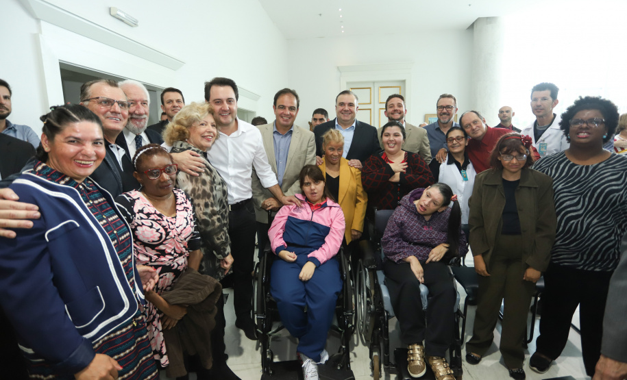 O governador Carlos Massa Ratinho Junior assinou nesta quarta-feira (27) uma série de convênios que beneficiarão crianças, famílias e pessoas com deficiências física e mental