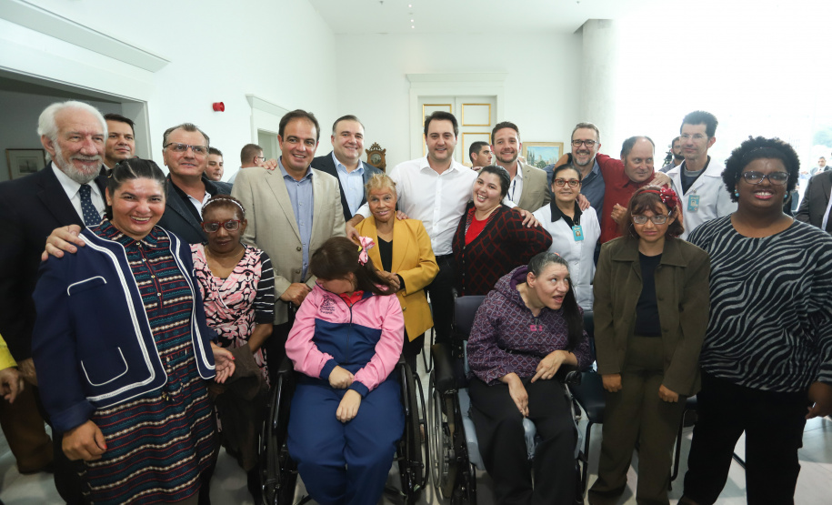 O governador Carlos Massa Ratinho Junior assinou nesta quarta-feira (27) uma série de convênios que beneficiarão crianças, famílias e pessoas com deficiências física e mental