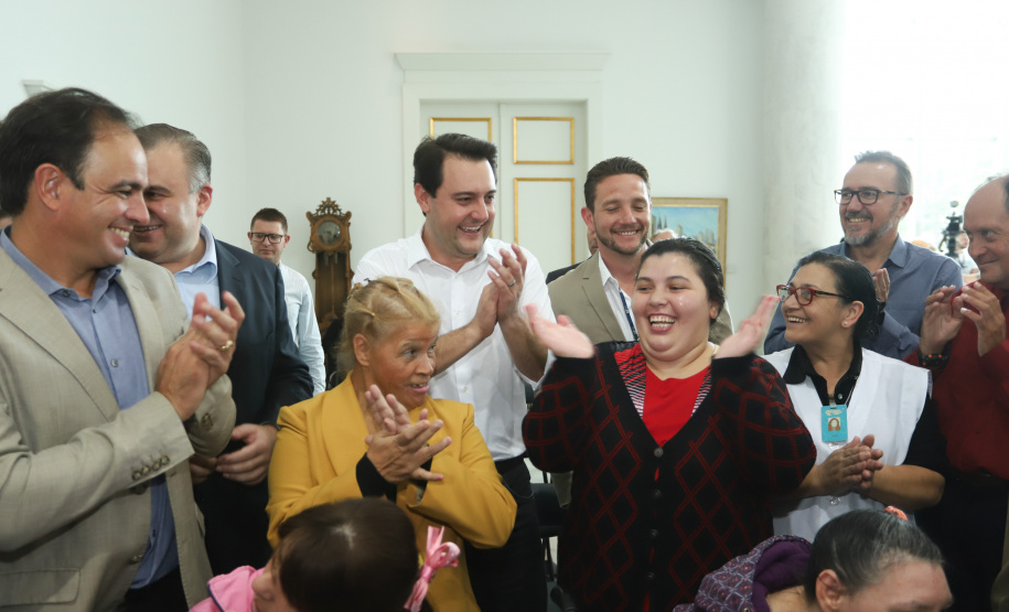 O governador Carlos Massa Ratinho Junior assinou nesta quarta-feira (27) uma série de convênios que beneficiarão crianças, famílias e pessoas com deficiências física e mental