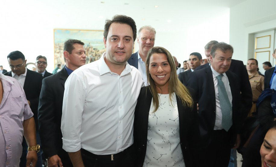 O governador Carlos Massa Ratinho Junior assinou nesta quarta-feira (27) uma série de convênios que beneficiarão crianças, famílias e pessoas com deficiências física e mental