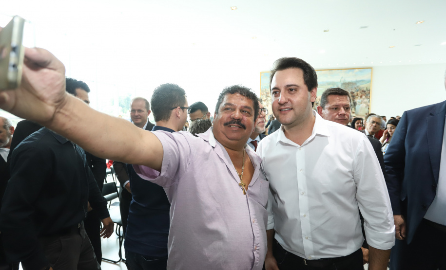 O governador Carlos Massa Ratinho Junior assinou nesta quarta-feira (27) uma série de convênios que beneficiarão crianças, famílias e pessoas com deficiências física e mental