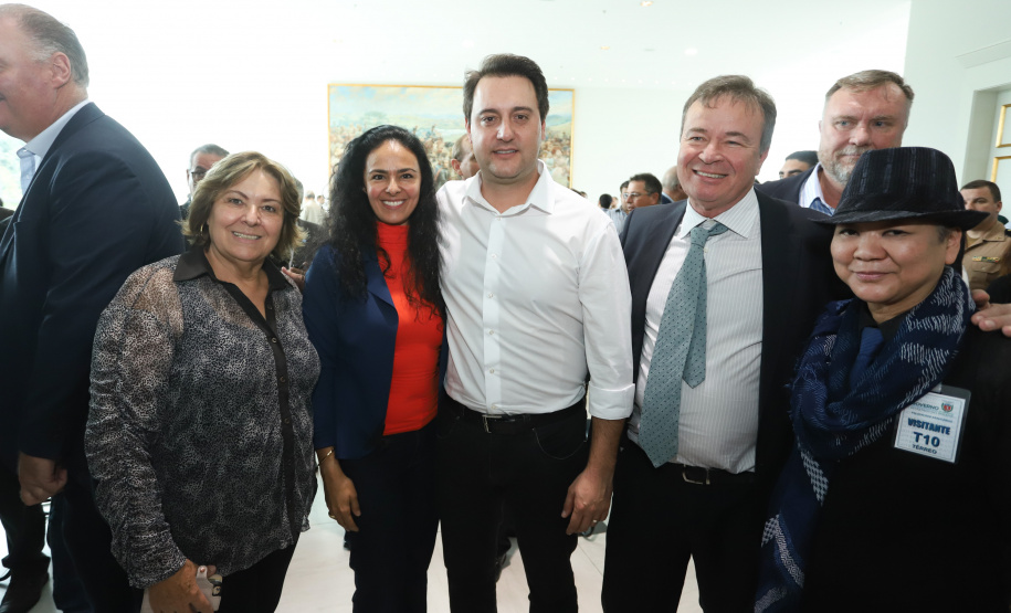 O governador Carlos Massa Ratinho Junior assinou nesta quarta-feira (27) uma série de convênios que beneficiarão crianças, famílias e pessoas com deficiências física e mental