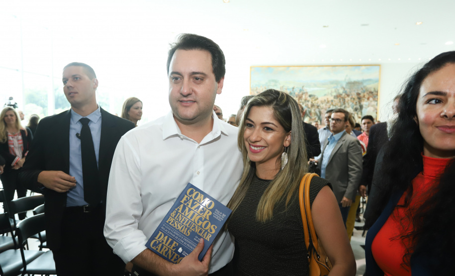 O governador Carlos Massa Ratinho Junior assinou nesta quarta-feira (27) uma série de convênios que beneficiarão crianças, famílias e pessoas com deficiências física e mental