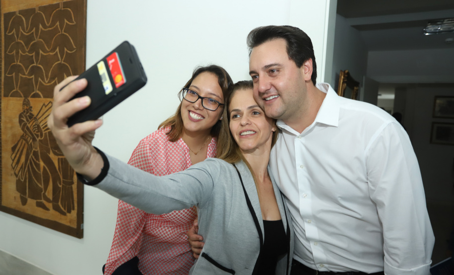 O governador Carlos Massa Ratinho Junior assinou nesta quarta-feira (27) uma série de convênios que beneficiarão crianças, famílias e pessoas com deficiências física e mental