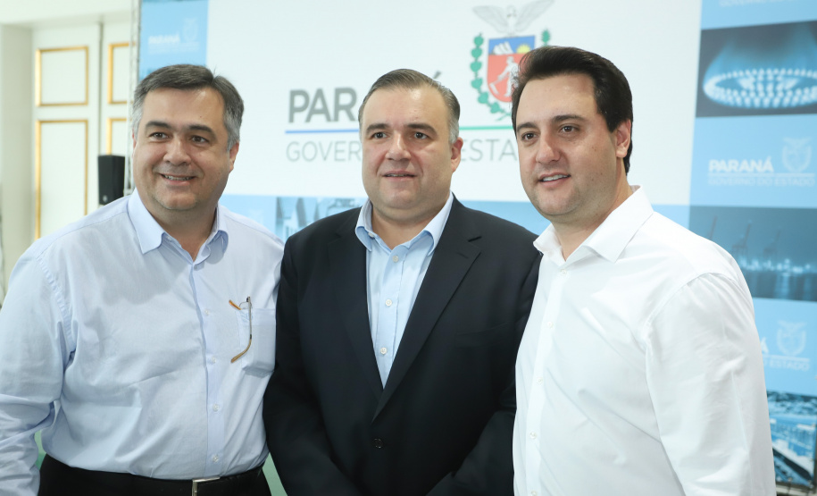 O governador Carlos Massa Ratinho Junior assinou nesta quarta-feira (27) uma série de convênios que beneficiarão crianças, famílias e pessoas com deficiências física e mental