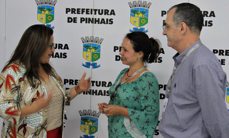 Com o objetivo principal de estimular a aplicação de novas tecnologias em obras no Paraná, o superintendente executivo do Serviço Social Autônomo (Paranacidade), Alvaro Cabrini Junior, visitou, junto com outros técnicos, o trabalho executado em Pinhais com uma tecnologia para implantação de calçadas feitas de concreto poroso permeável. Foto: SEDU