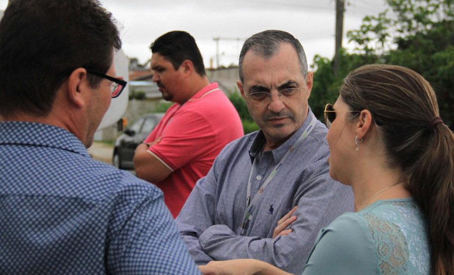Com o objetivo principal de estimular a aplicação de novas tecnologias em obras no Paraná, o superintendente executivo do Serviço Social Autônomo (Paranacidade), Alvaro Cabrini Junior, visitou, junto com outros técnicos, o trabalho executado em Pinhais com uma tecnologia para implantação de calçadas feitas de concreto poroso permeável. Foto: SEDU