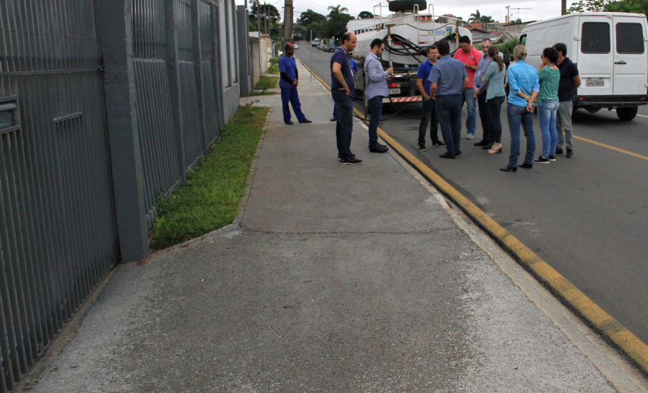 Com o objetivo principal de estimular a aplicação de novas tecnologias em obras no Paraná, o superintendente executivo do Serviço Social Autônomo (Paranacidade), Alvaro Cabrini Junior, visitou, junto com outros técnicos, o trabalho executado em Pinhais com uma tecnologia para implantação de calçadas feitas de concreto poroso permeável. Foto: SEDU