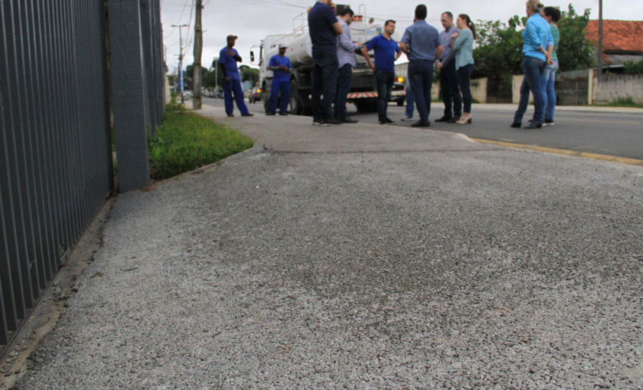 Com o objetivo principal de estimular a aplicação de novas tecnologias em obras no Paraná, o superintendente executivo do Serviço Social Autônomo (Paranacidade), Alvaro Cabrini Junior, visitou, junto com outros técnicos, o trabalho executado em Pinhais com uma tecnologia para implantação de calçadas feitas de concreto poroso permeável. Foto: SEDU