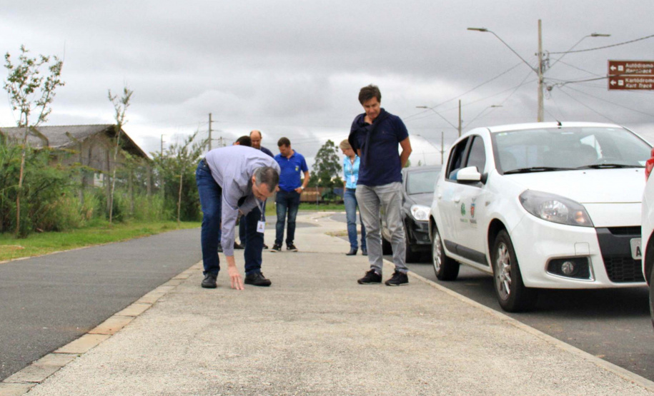 Com o objetivo principal de estimular a aplicação de novas tecnologias em obras no Paraná, o superintendente executivo do Serviço Social Autônomo (Paranacidade), Alvaro Cabrini Junior, visitou, junto com outros técnicos, o trabalho executado em Pinhais com uma tecnologia para implantação de calçadas feitas de concreto poroso permeável. Foto: SEDU