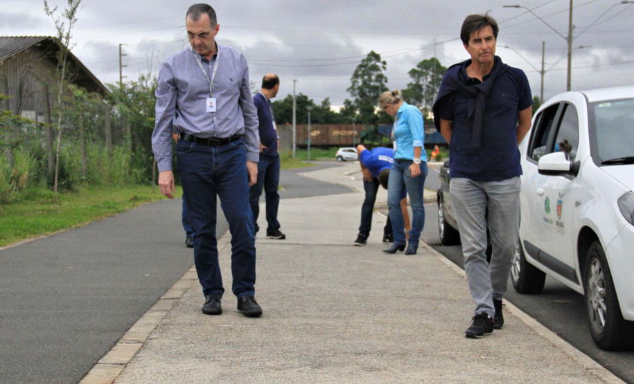 Com o objetivo principal de estimular a aplicação de novas tecnologias em obras no Paraná, o superintendente executivo do Serviço Social Autônomo (Paranacidade), Alvaro Cabrini Junior, visitou, junto com outros técnicos, o trabalho executado em Pinhais com uma tecnologia para implantação de calçadas feitas de concreto poroso permeável. Foto: SEDU