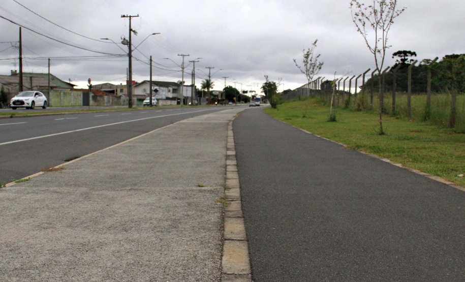 Com o objetivo principal de estimular a aplicação de novas tecnologias em obras no Paraná, o superintendente executivo do Serviço Social Autônomo (Paranacidade), Alvaro Cabrini Junior, visitou, junto com outros técnicos, o trabalho executado em Pinhais com uma tecnologia para implantação de calçadas feitas de concreto poroso permeável. Foto: SEDU