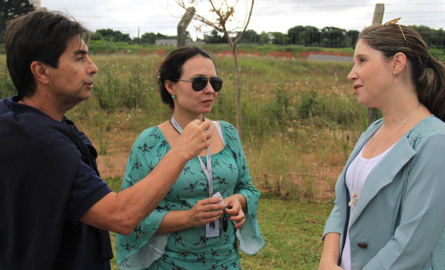 Com o objetivo principal de estimular a aplicação de novas tecnologias em obras no Paraná, o superintendente executivo do Serviço Social Autônomo (Paranacidade), Alvaro Cabrini Junior, visitou, junto com outros técnicos, o trabalho executado em Pinhais com uma tecnologia para implantação de calçadas feitas de concreto poroso permeável. Foto: SEDU