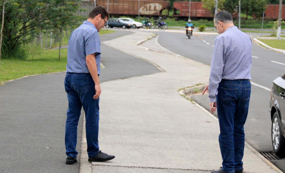 Com o objetivo principal de estimular a aplicação de novas tecnologias em obras no Paraná, o superintendente executivo do Serviço Social Autônomo (Paranacidade), Alvaro Cabrini Junior, visitou, junto com outros técnicos, o trabalho executado em Pinhais com uma tecnologia para implantação de calçadas feitas de concreto poroso permeável. Foto: SEDU