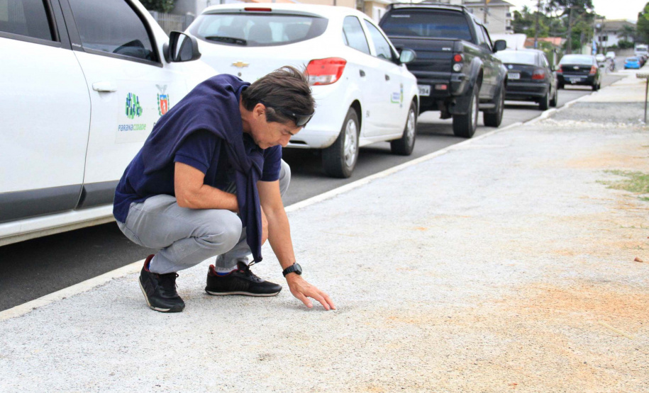 Com o objetivo principal de estimular a aplicação de novas tecnologias em obras no Paraná, o superintendente executivo do Serviço Social Autônomo (Paranacidade), Alvaro Cabrini Junior, visitou, junto com outros técnicos, o trabalho executado em Pinhais com uma tecnologia para implantação de calçadas feitas de concreto poroso permeável. Foto: SEDU