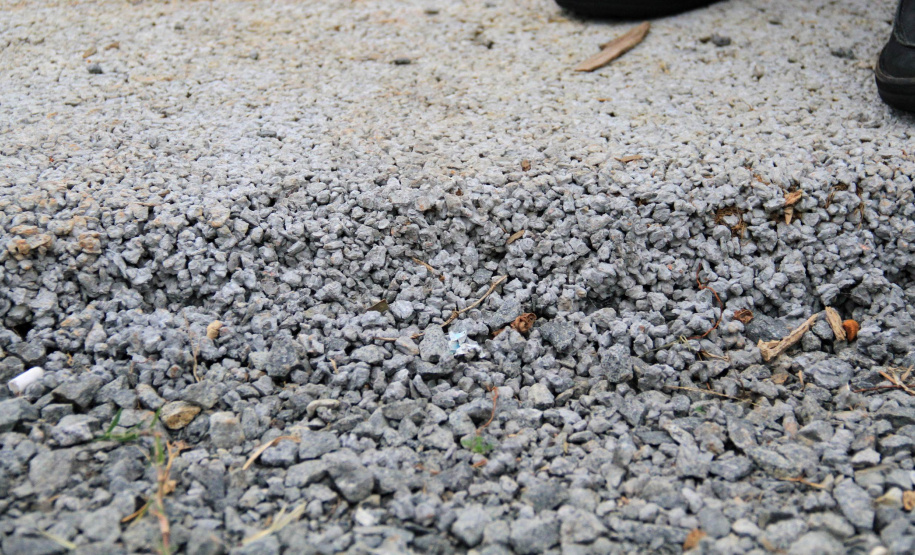 Com o objetivo principal de estimular a aplicação de novas tecnologias em obras no Paraná, o superintendente executivo do Serviço Social Autônomo (Paranacidade), Alvaro Cabrini Junior, visitou, junto com outros técnicos, o trabalho executado em Pinhais com uma tecnologia para implantação de calçadas feitas de concreto poroso permeável. Foto: SEDU