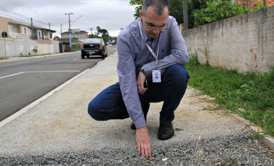 Com o objetivo principal de estimular a aplicação de novas tecnologias em obras no Paraná, o superintendente executivo do Serviço Social Autônomo (Paranacidade), Alvaro Cabrini Junior, visitou, junto com outros técnicos, o trabalho executado em Pinhais com uma tecnologia para implantação de calçadas feitas de concreto poroso permeável. Foto: SEDU