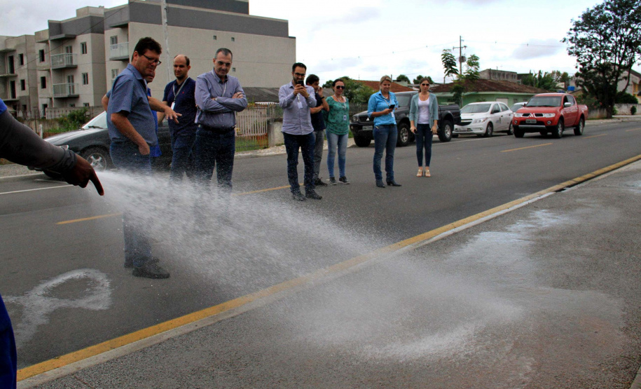 Com o objetivo principal de estimular a aplicação de novas tecnologias em obras no Paraná, o superintendente executivo do Serviço Social Autônomo (Paranacidade), Alvaro Cabrini Junior, visitou, junto com outros técnicos, o trabalho executado em Pinhais com uma tecnologia para implantação de calçadas feitas de concreto poroso permeável. Foto: SEDU
