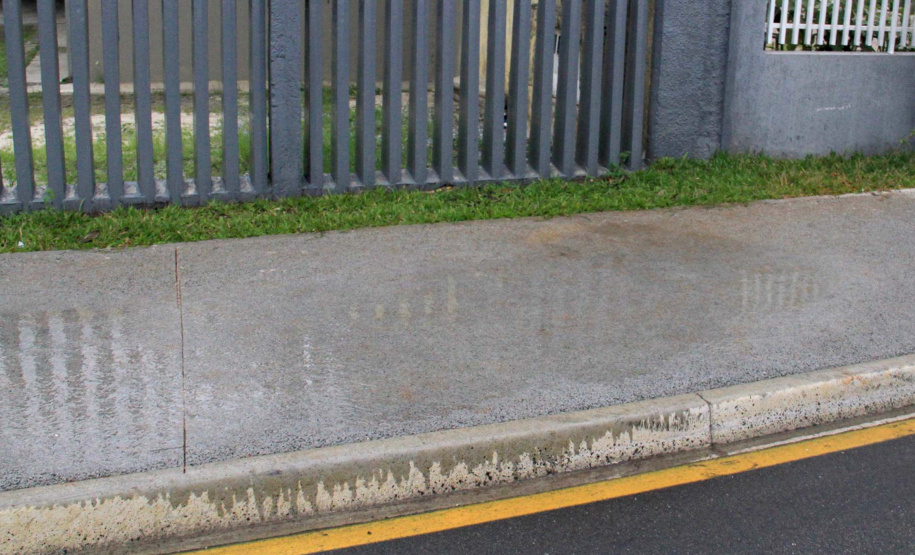 Com o objetivo principal de estimular a aplicação de novas tecnologias em obras no Paraná, o superintendente executivo do Serviço Social Autônomo (Paranacidade), Alvaro Cabrini Junior, visitou, junto com outros técnicos, o trabalho executado em Pinhais com uma tecnologia para implantação de calçadas feitas de concreto poroso permeável. Foto: SEDU