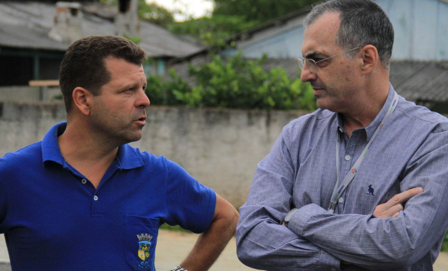 Com o objetivo principal de estimular a aplicação de novas tecnologias em obras no Paraná, o superintendente executivo do Serviço Social Autônomo (Paranacidade), Alvaro Cabrini Junior, visitou, junto com outros técnicos, o trabalho executado em Pinhais com uma tecnologia para implantação de calçadas feitas de concreto poroso permeável. Foto: SEDU