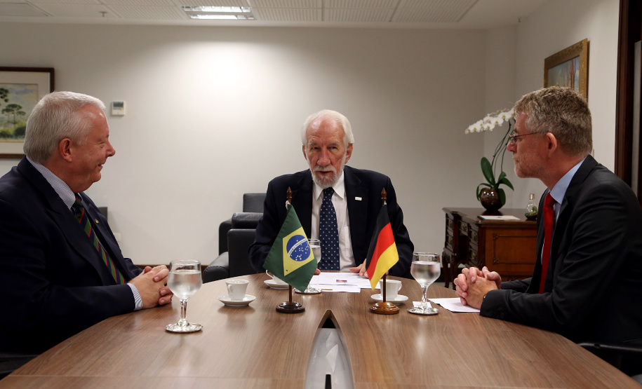 Consul Geral da Alemanha em São Paulo Axel Zeidler, e Cônsul Honorário da Alemanha em Curitiba Andreas F.H. Hoffrichter ,com o Vice-governador Darci Piana.Foto Gilson Abreu