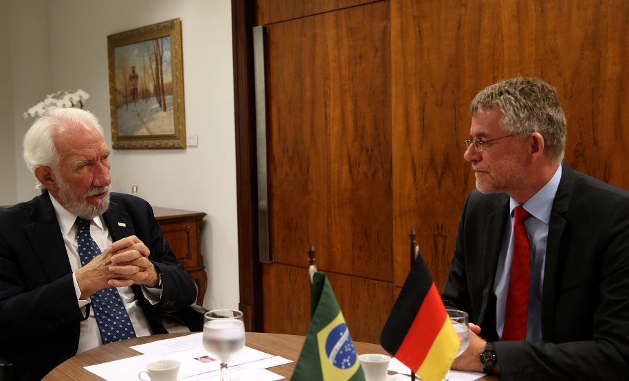 Consul Geral da Alemanha em São Paulo Axel Zeidler, e Cônsul Honorário da Alemanha em Curitiba Andreas F.H. Hoffrichter ,com o Vice-governador Darci Piana.Foto Gilson Abreu