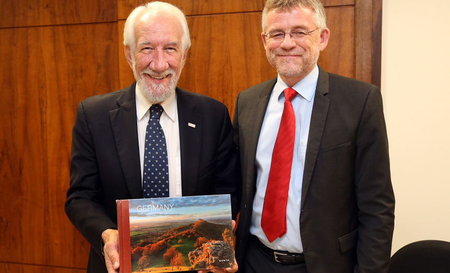 Consul Geral da Alemanha em São Paulo Axel Zeidler, e Cônsul Honorário da Alemanha em Curitiba Andreas F.H. Hoffrichter ,com o Vice-governador Darci Piana.Foto Gilson Abreu