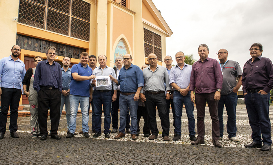 Os Portos do Paraná farão convênio com o Município de Paranaguá para recuperar as vias do entorno do Santuário Estadual de Nossa Senhora do Rocio. A obra visa melhorar o acesso da comunidade local, dos visitantes e peregrinos. O anúncio foi feito nesta terça-feira (27), no salão paroquial do Santuário.   -  Paranaguá, 27/03/2019  -  Foto: Claudio Neves/APPA