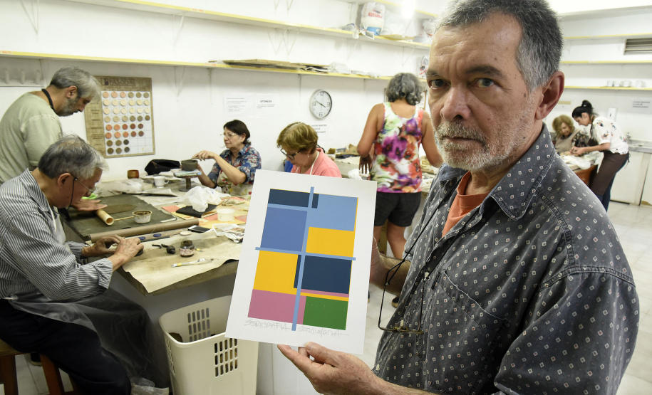 Entre as técnicas artísticas existentes, a serigrafia costuma ser vista como a mais "democrática" por motivos como: baixo custo de manutenção, reprodução fácil e aprendizagem rápida, além de poder ser feita em superfícies como azulejos e outros objetos de cerâmica